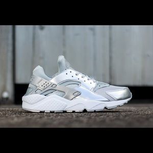 NIKE Metallic Silver AIR HUARACHE Sz US 6.5